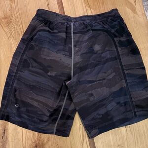 Men’s Lululemon camo running shorts M
